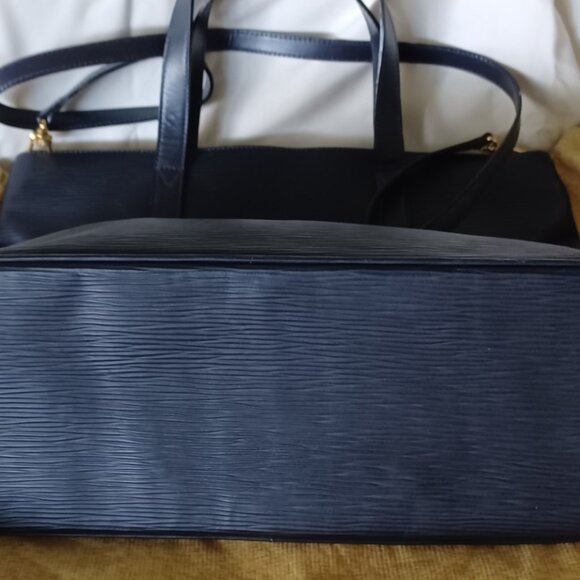 Never used Fendi vinyl tote vintage circa 1995 Serial Number 14-B-14570-36. - Picture 5 of 7